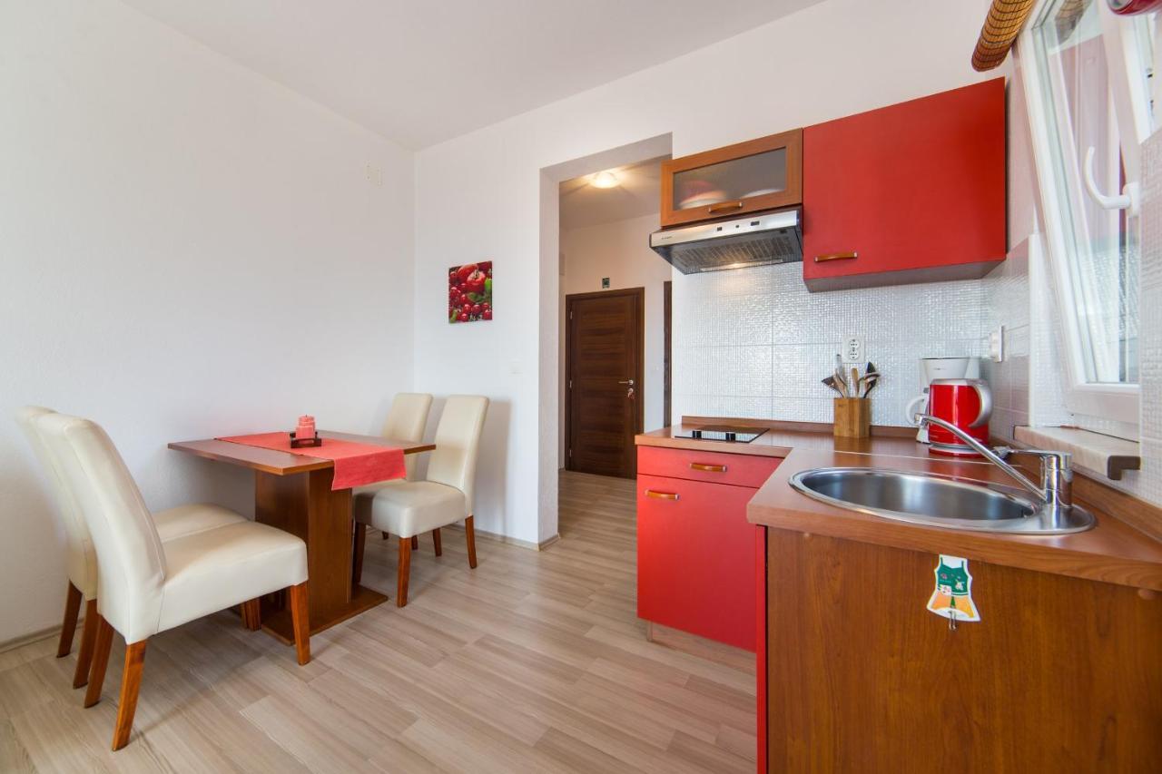 Apartments By The Sea Brist, Makarska - 11078 Zewnętrze zdjęcie