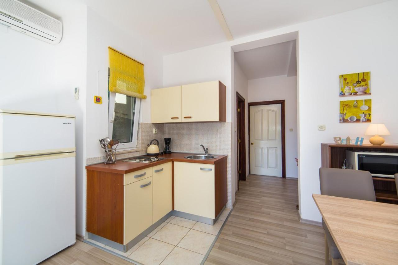 Apartments By The Sea Brist, Makarska - 11078 Zewnętrze zdjęcie